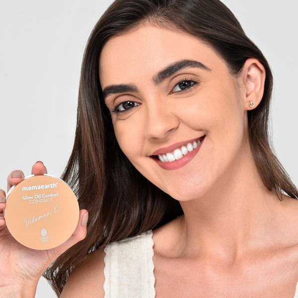 Mamaearth Glow Oil Control Compact with Vitamin C & Turmeric - 9g - Image 2