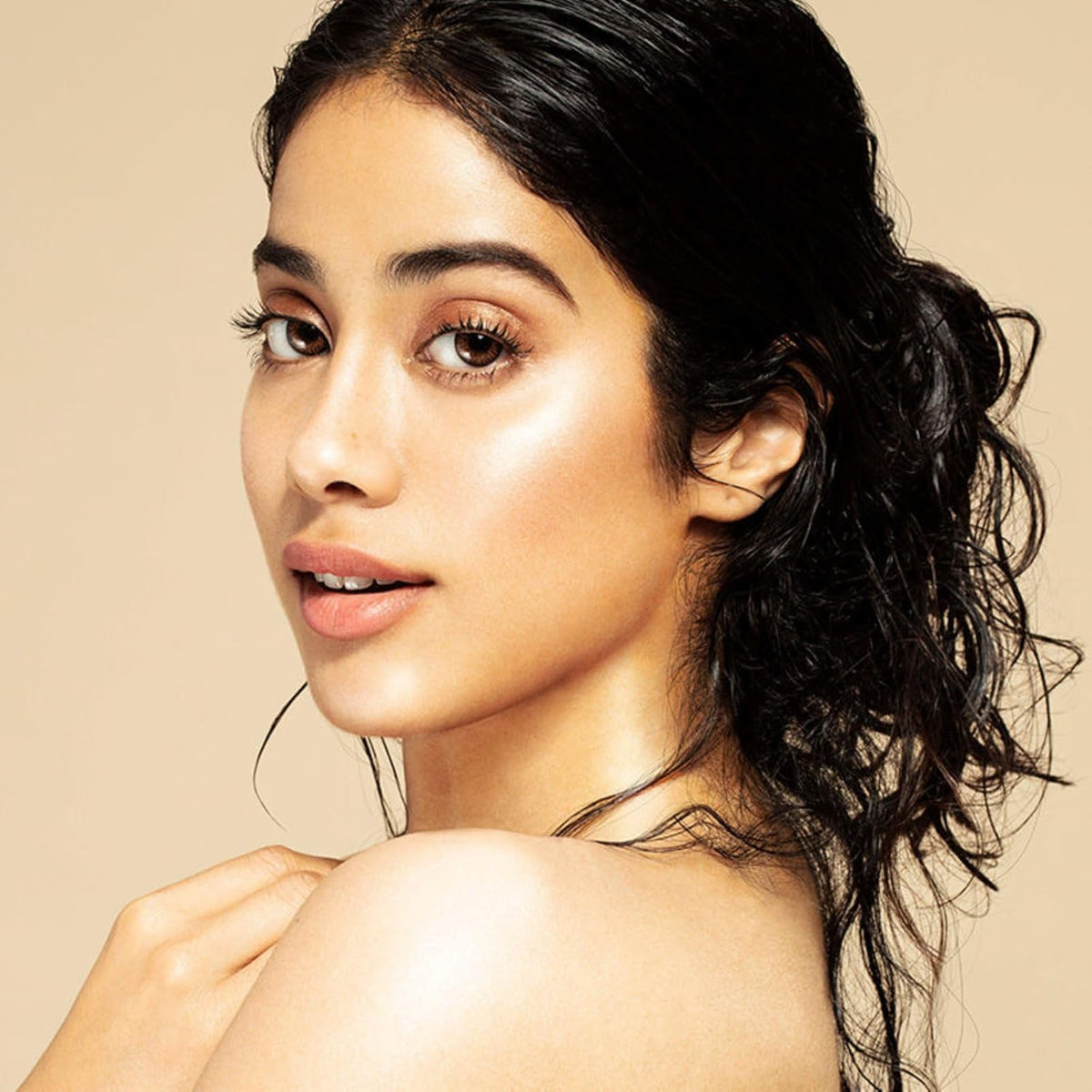 Nykaa Strobe & Glow Liquid Highlighter - Blushed Moonlight, 30ml - Image 3